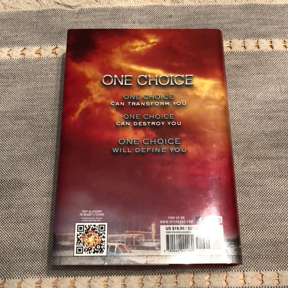 Allegiant by Veronica Roth - Picture 2 of 4